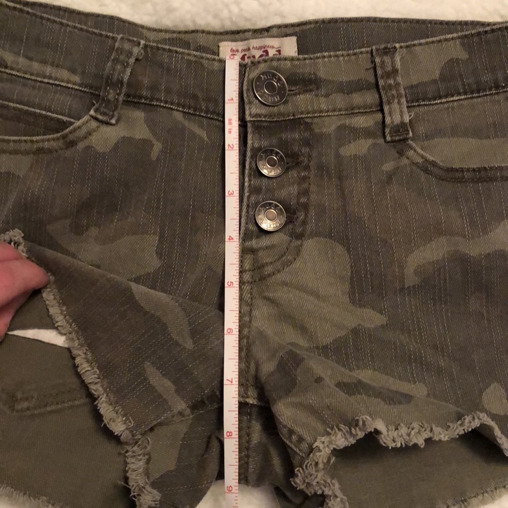 Mudd stretchy faded camouflage 2” shorts, button-fly, size 3 - Picture 5 of 6